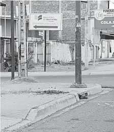  ??  ?? Restos de un monigote quemado en una acera de la ciudadela San José.