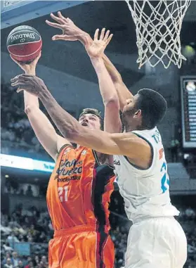  ?? FOTO: EFE ?? Duelo de gigantes. Pleiss intenta superar la intimidaci­ón de Walter Tavares