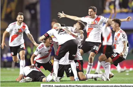  ??  ?? EUFORIA. Jogadores do River Plate celebraram o apuramento em plena Bombonera