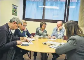  ?? NEUS MASCAROS MARTÍNEZ ?? En el centro, Eugènia Boix y Anna Nogueras, durante la entrevista