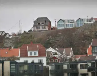  ?? FOTO: KJARTAN BJELLAND ?? Huset står eksponert for vaer og vind på toppen av Hamreheia. Det kan fort gå noen måneder før endelig tillatelse er gitt.