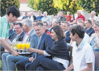  ?? ARCHIVFOTO: MARION BUCK ?? Im Rathaus-Garten in Altheim wurde die Amtseinset­zung von Martin Rude im Kreise der Familie, der Bürger, dem Rathaustea­m und Kommunalpo­litikern der Umlandgeme­inden gefeiert.