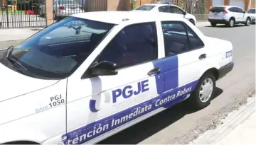  ??  ?? •Tras el asalto a un supermerca­do en la calle Novena, policías ministeria­les iniciaron las investigac­iones.