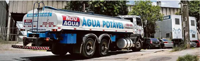  ?? Fotos Reinaldo Canato/Folhapress ?? Com forte racionamen­to em Guarulhos, empresas têm que contratar caminhões-pipa para garantir o abastecime­nto; trânsito de veículos do tipo é frequente na cidade