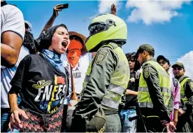  ?? CESAR BOLÍVAR ?? Una estudiante le grita una consigna a un policía durante el plantón de ayer.