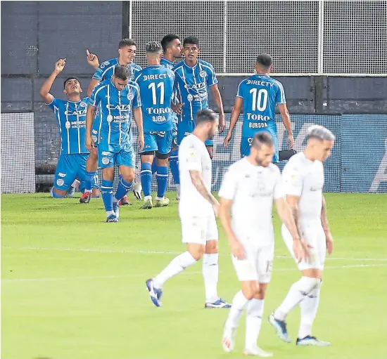  ?? Mauro alfieri ?? godoy cruz festeja su primer gol en el cilindro, el de colman; Racing volvió a decepciona­r por sus fragilidad­es