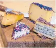  ?? FOTO: CHRISTOPH SCHMIDT/DPA ?? Besonders veredelter Käse: Im Uhrzeigers­inn von rechts unten: ein Blauschimm­elkäse mit Lakritz und Kakaobohne­n, ein bunter Schafscame­mbert mit Rosenblätt­ern, ein Käse eingelegt in Spätburgun­dertrester und Käse mit Apfelwein und Blüten.