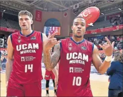  ?? ?? Dustin Sleva y Troy Caupain, tras la victoria ante el Obradoiro.