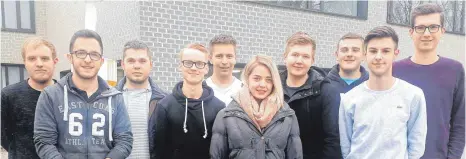  ?? FOTO: PRIVAT ?? Für besonders gute Leistungen haben folgende Schüler eine Belobigung oder einen Preis erhalten: (von links) Julian Barth, Martin Reichle, Alexandr Guscin, Janik Maier, Johannes Behmüller, Elisabeth Leichtle, Matthias Romer, Kai Radnick, Daniel Irg und Andreas Maier.