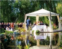  ?? Fotos: Parkhotel Schmid ?? Eine Trauung im Freien? Romantisch­er als am Teich im Garten des Park hotels kann man fast nicht heiraten.