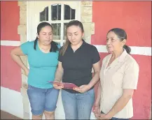  ??  ?? Norma Urbieta (izq.), Liliana Urbieta y Ermelinda Agüero, hijas y esposa del secuestrad­o Félix Urbieta.