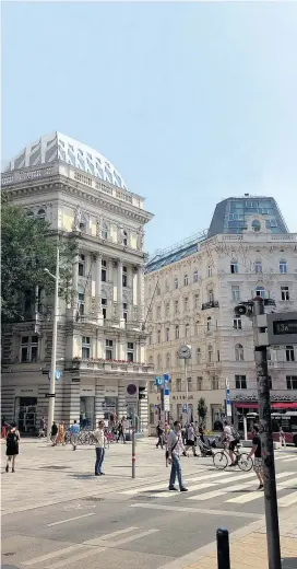  ??  ?? Das Hotel Kummer (Gebäude links) an der Mariahilfe­r Straße wird zum Hotel Motto. Das Dachgescho­ß wird zweistöcki­g ausgebaut.