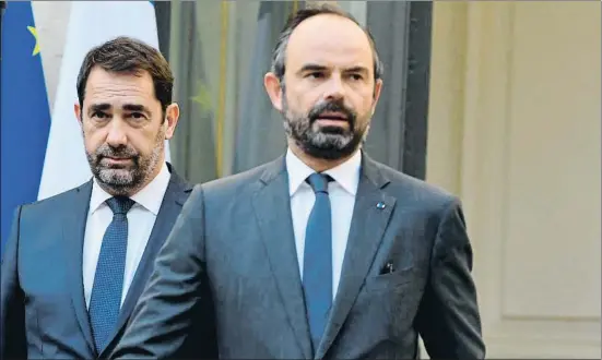  ?? JULIEN DE ROSA / EFE ?? El nou ministre de l’Interior, Christophe Castaner, al costat del primer ministre, Édouard Philippe, ahir a París