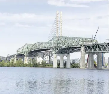  ?? PHOTO D’ARCHIVES, PIERRE-PAUL POULIN ?? Le vieux pont Champlain, qui relie Brossard et Montréal, sera démoli d’ici 2024.