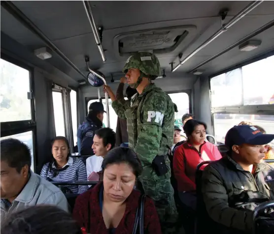  ?? AGENCIA ENFOQUE ?? Elementos de la Policía Militar vigilan en transporte público en la capital para inhibir delitos.