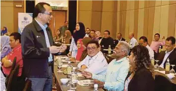  ?? [FOTO AHMAD IRHAM MOHD NOOR/BH] ?? Norhalim beramah mesra dengan peserta pada majlis MTDC Reunites 2018 di Putrajaya, semalam.