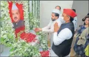  ?? HT PHOTO ?? Samajwadi Party president Akhilesh Yadav offering tribute to party’s former city chief late Raisuddin at the latter’s residence in Agra on Monday.