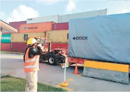  ?? FOTO: EL HERALDO ?? Actualment­e se realiza el desaduanaj­e de dos de los siete hospitales móviles comprados para la emergencia.