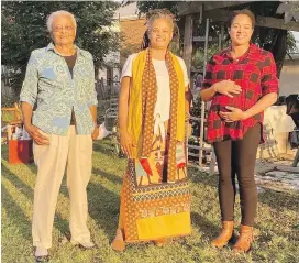  ?? NADIA LLOYD VIA CP ?? Members of Nadia Lloyd’s family at the outdoor Thanksgivi­ng gathering they held in Belleville, Ont., in late September to take advantage of good weather.