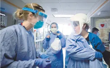  ??  ?? Personal médico que atiende a pacientes con Covid-19 en una unidad dedicada al tratamient­o del coronaviru­s en el centro médico UW Health en Madison, Wisconsin.