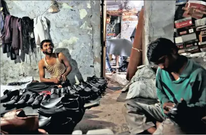  ?? PICTURE: REUTERS ?? Shoemakers work in an undergroun­d workshop in Agra, India.