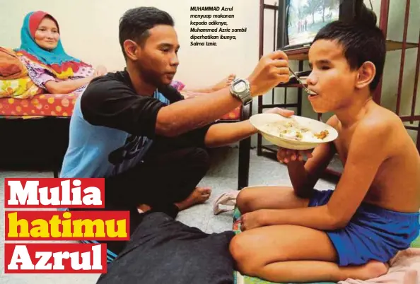  ??  ?? MUHAMMAD Azrul menyuap makanan kepada adiknya, Muhammad Azrie sambil diperhatik­an ibunya, Salma Iznie.