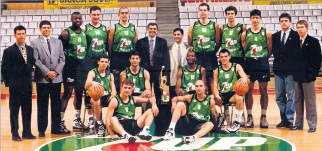  ??  ?? HACE 25 AÑOS... Los jugadores de la Penya, junto a Zeljko Obradovic y su cuerpo técnico, posan junto a la Copa de Europa lograda en Tel Aviv en 1994.