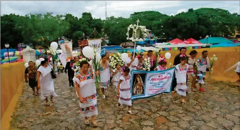  ??  ?? Fieles del gremio Peregrinos Unión Católica al momento de su llegada al convento de San Antonio de Padua para su misa en honor a la Virgen de la Concepción en Izamal