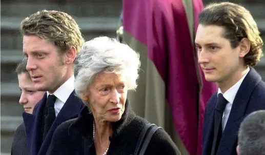  ??  ?? Marella Agnelli, circondata dai nipoti Lapo (a sinistra) e John Elkann (a destra) il 26 gennaio 2003, durante il funerale del marito Gianni Agnelli