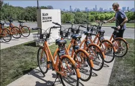  ?? RALPH BARRERA / AMERICAN-STATESMAN ?? Companies like Spin, which feature dockless bikes as shown with consultant Mark Nathan, have applied to operate in Austin, but the city has establishe­d rules that some companies find problemati­c.