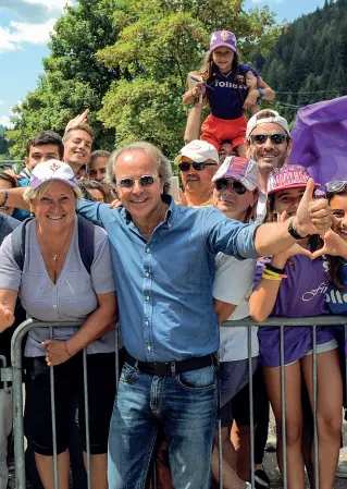  ??  ?? Andrea Della Valle tra i tifosi Il patron viola ha passato la mattinata al viola village di Moena