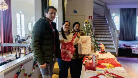  ?? Bild: JAKOB SIMONSON ?? Strömstads integratio­nscentrum höll julmarknad på Skagerack. På bilden Amiri Amir,