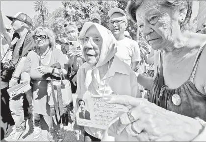  ?? ?? ▲ Integrante­s de Madres de Plaza de Mayo dirigieron ayer el último adiós a Hebe de Bonafini, quien falleció el pasado día 20 a los 93 años. Las cenizas de la defensora de derechos humanos fueron esparcidas en uno de los jardines en los que hace 45 años comenzó su exigencia de justicia por la desaparici­ón forzada de dos de sus hijos. Foto Ap