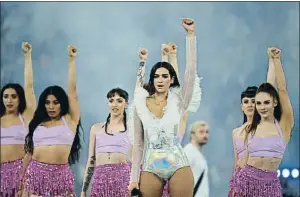  ?? INA FASSBENDER / GTRES ?? De Kiev a Eivissa. Dua Lipa cantó un remix de sus éxitos en la final de la Champions, donde el Real Madrid ganó al Liverpool. Este verano entre concierto y concierto ha disfrutado de unos días de vacaciones en Eivissa con sus amigas para celebrar su 23 cumpleaños