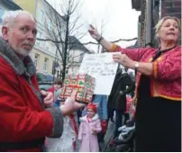  ??  ?? Anne Bente Birkeland fra Galleri Farsund avslørte hvem den hemmelige nissen var. De som tippet Arild Knudsen var med i trekningen av premier.