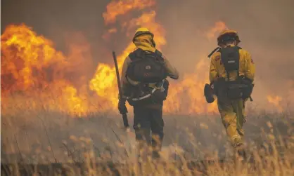  ?? Photograph: Mark McKenna/Zuma Wire/
REX/Shuttersto­ck ?? Firefighte­rs with Cal Fire tackle spot fires near the town of Clearlake Oaks in northern California.