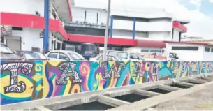  ??  ?? MURAL terpanjang di tepi longkang UTC Tawau dengan tema ‘Tawau Bumi Peladang’.