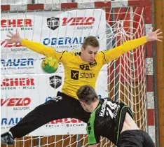  ?? Archivfoto: Ernst Mayer ?? Das Günzburger Torwart Talent Dennis Mendle ching) darf bis Saisonende Spielpraxi­s sammeln. (hier im Hinspiel gegen Unterha