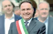  ??  ?? Fascia tricolore Massimilia­no Lodigiani, 51 anni