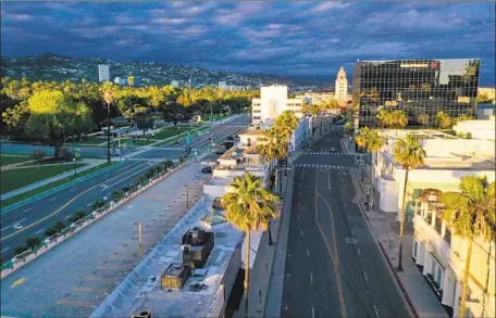  ?? SANTA MONICA BOULEVARD Carolyn Cole Los Angeles Times ?? in Beverly Hills is shown March 23, a few days after the f irst statewide stay- at- home order took effect.