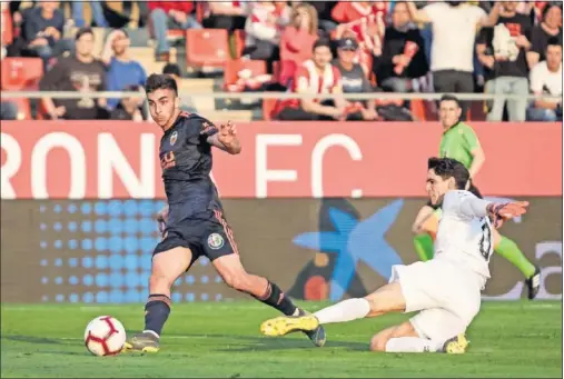  ??  ?? EL 2-3. Ferran consiguió así, tras superar a Bono, el gol del triunfo del Valencia en el partido ante el Girona en Montilivi.