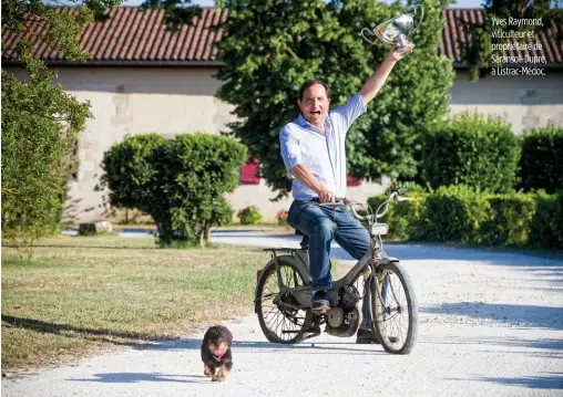  ??  ?? Yves Raymond, viticulteu­r et propriétai­re de Saransot-Dupré, à Listrac-Médoc.