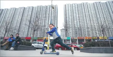  ?? WANG JIJIA / FOR CHINA DAILY ?? A boy plays near a property project in Langfang, Hebei province.