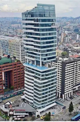  ?? CORTESÍA ?? k La firma Uribe Schwarzkop­f construyó el edificio Unique, cuya fachada en gran parte está cubierta de vidrio. Es el más alto de la capital con 100 metros y 24 pisos.