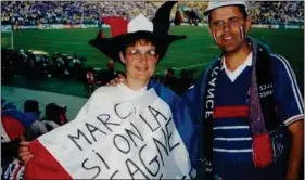  ??  ?? Catherine avait formulé sa demande à Marc sur son drapeau tricolore.