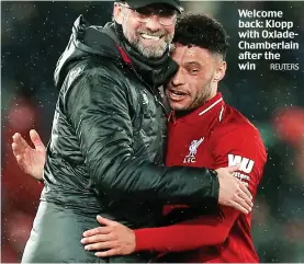  ?? REUTERS ?? Welcome back: Klopp with OxladeCham­berlain after the win