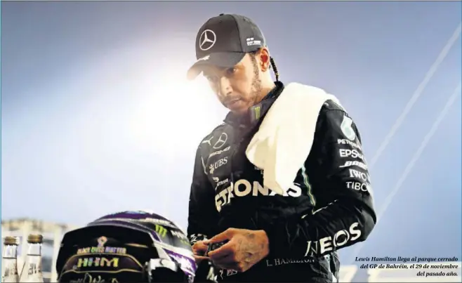  ??  ?? Lewis Hamilton llega al parque cerrado del GP de Bahréin, el 29 de noviembre del pasado año.