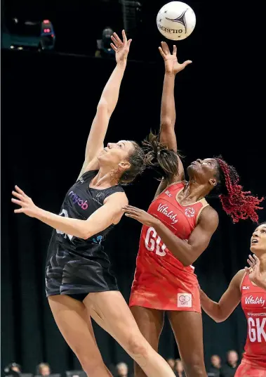  ?? PHOTO: PHOTOSPORT ?? New Zealand shooter Bailey Mes, left, and England defender Ama Agbeze compete for a high ball in Hamilton last night.