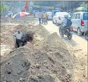  ??  ?? A dug-up road interrupti­ng the traffic in Lucknow.