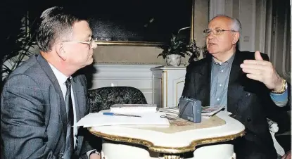  ??  ?? „Krone“-Redakteur Kurt Seinitz im Gespräch mit Michail Gorbatscho­w